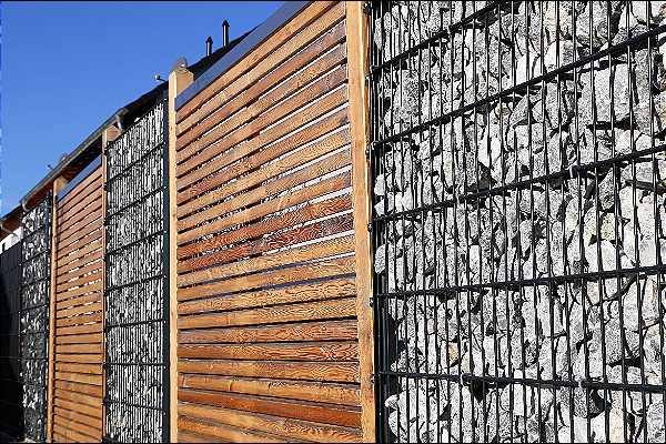 Gabione im Wechsel mit Holzplanken